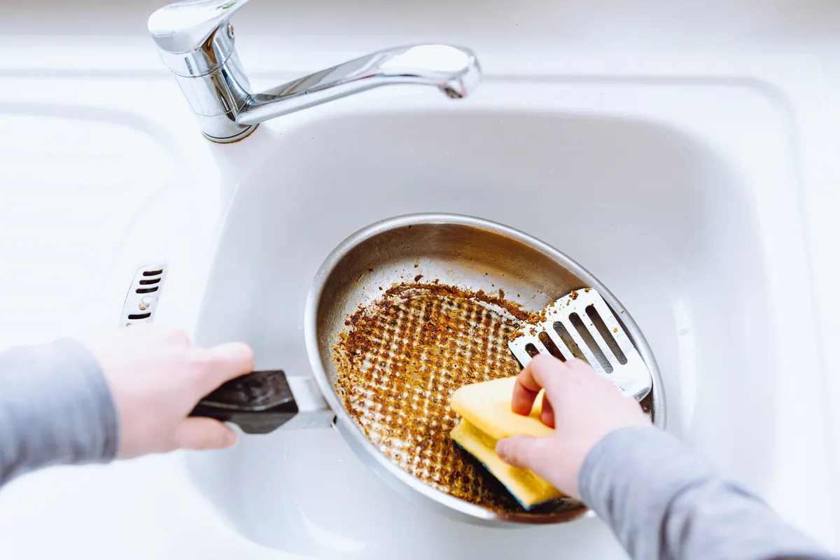 Zsíroldás egy serpenyő mosogatásakor