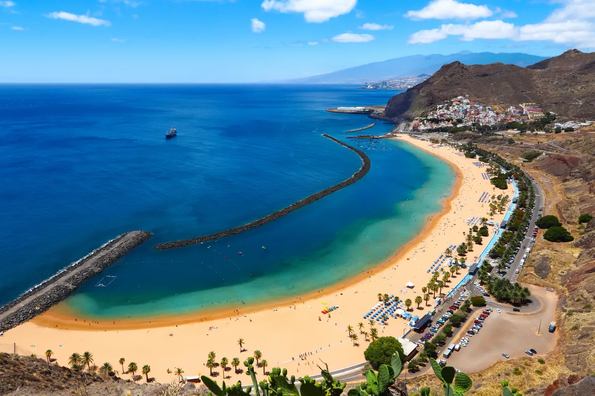 Tenerife látnivaló északon az igaziak, mint pl a Playa de Las Teresitas part.