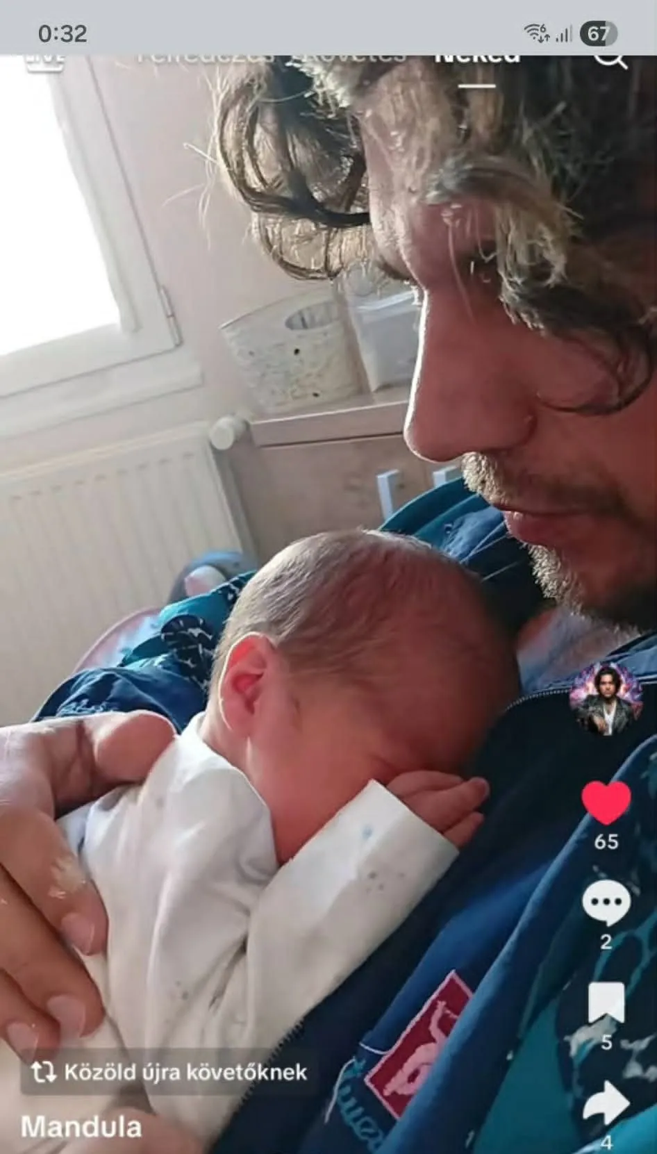 Mandula Ádám és második kisfia első találkozása. 