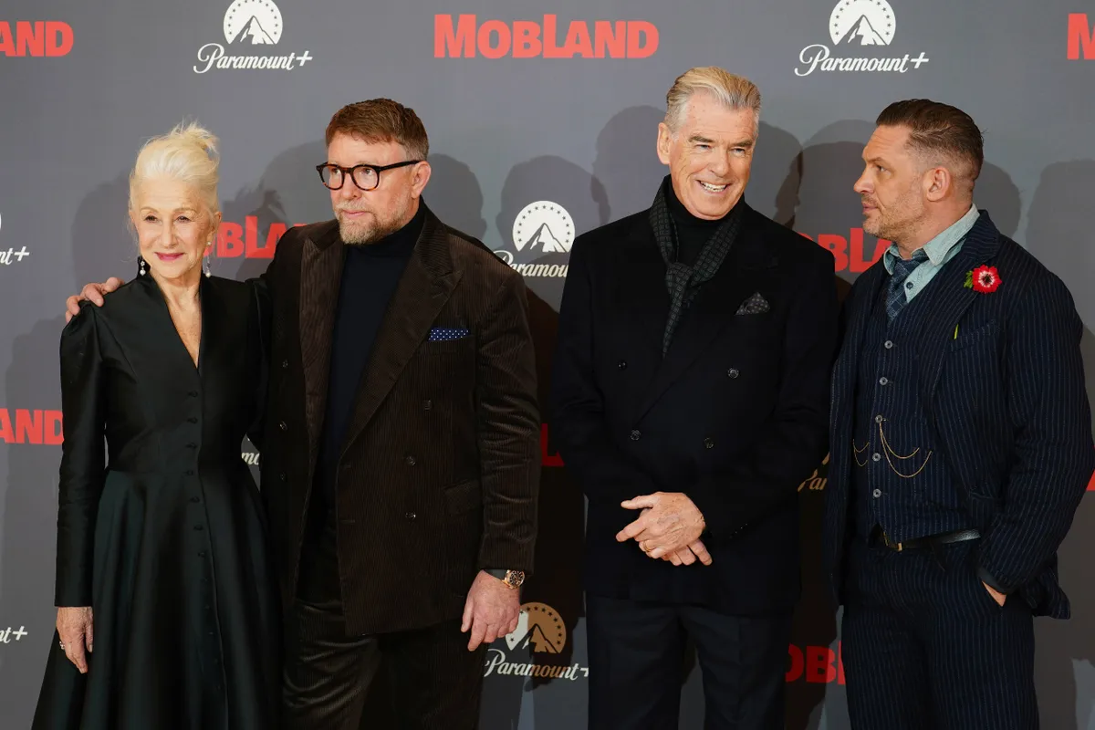 A Gengsztervilág szereplői: Helen Mirren, Pierce Brosnan és TOm Hardy, Guy Ritchie-vel kiegészülve