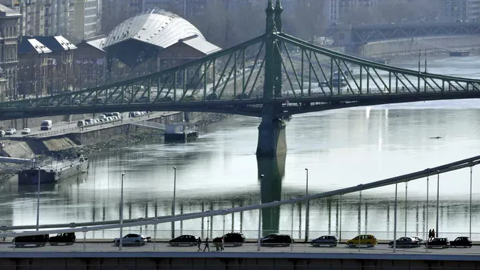 Megbénult Budapest! Szörnyű baleset az Erzsébet hídnál