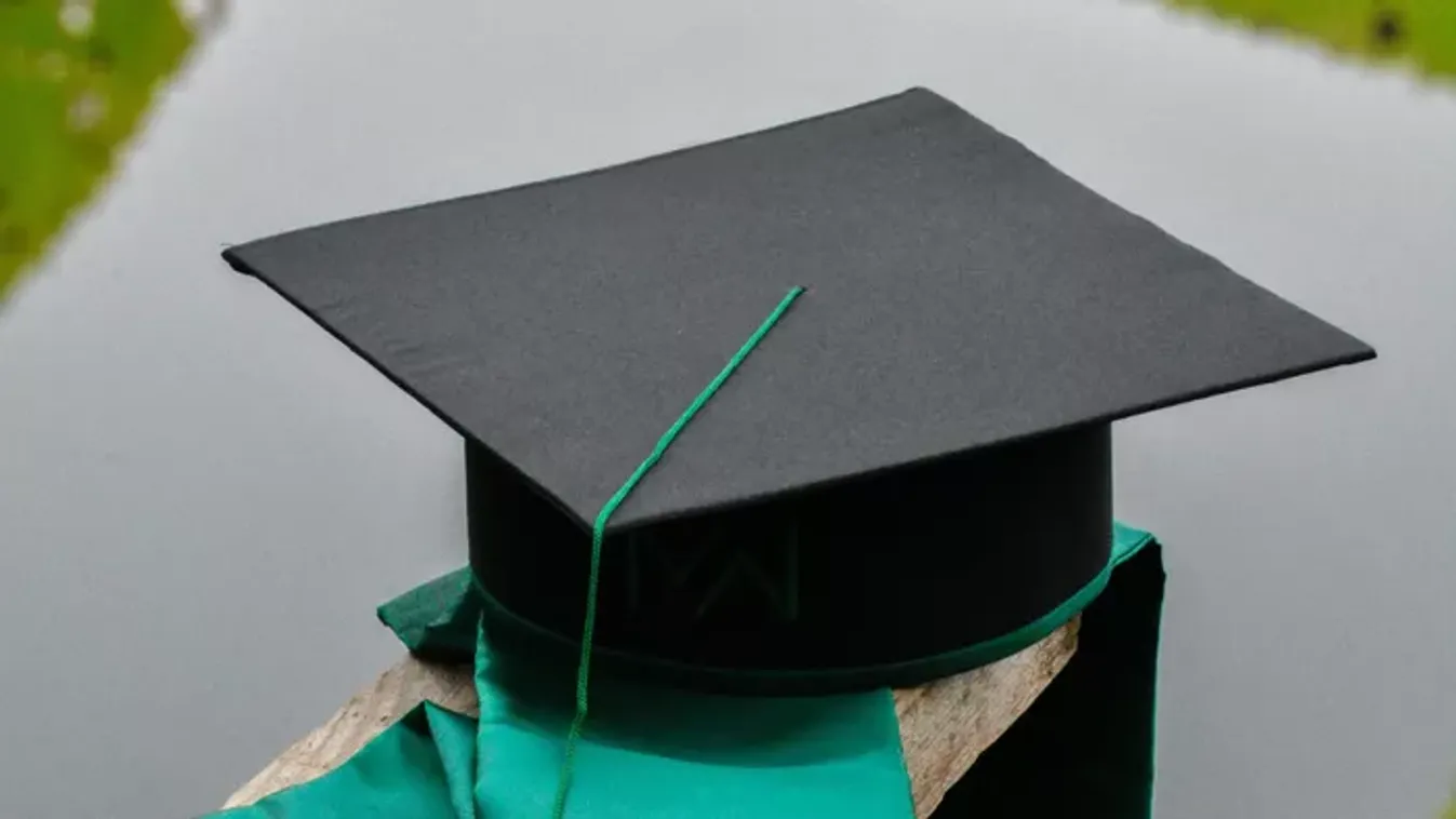 Zokogott a nézőtér a diplomaosztón: 23 év katonaság után, 81 évesen teljesítette élete legnagyobb álmát a nagypapa