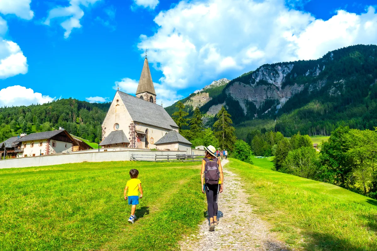 A tömegturizmus által sújtott Santa Maddalena falu Olaszországban.
