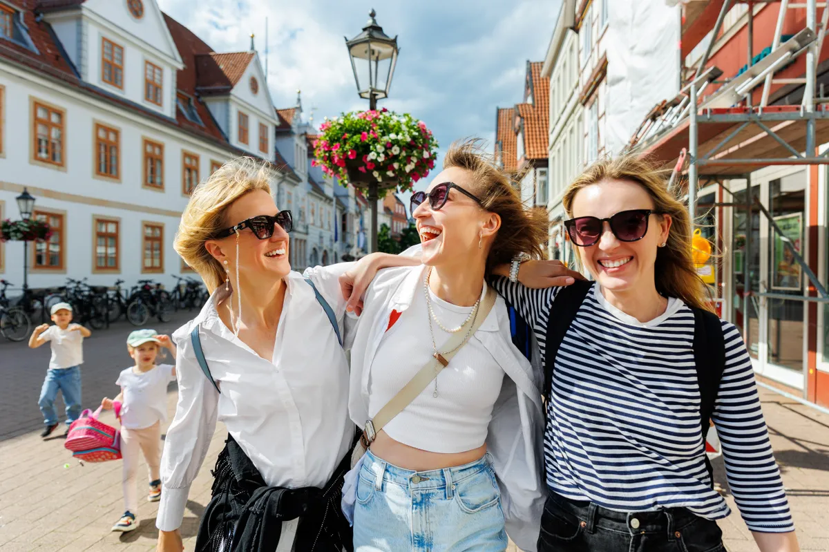 A személyiségteszt alapján idegenekkel barátkozó, intuitív lány.