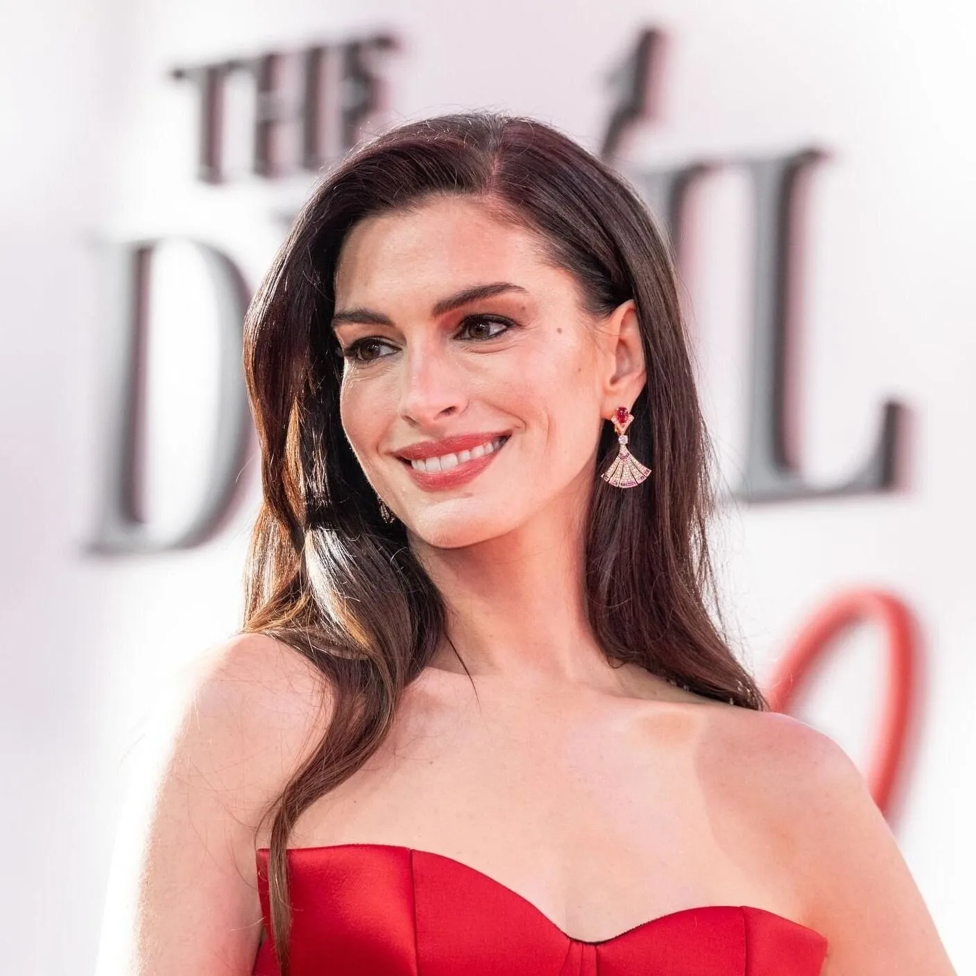 Anne Hathaway harmadik gyermekét várja – Itt a videó a bejelentéséről