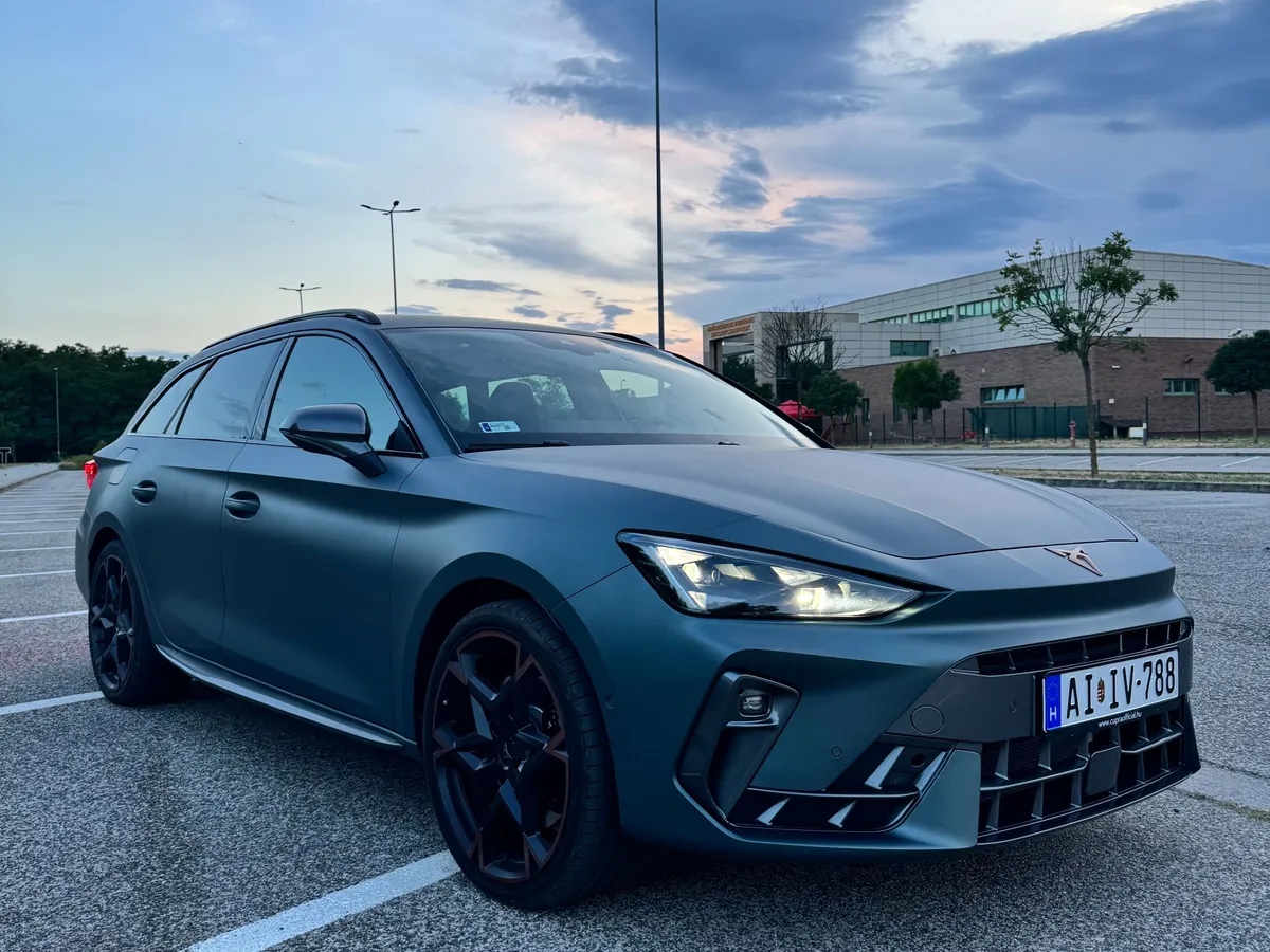 Egy közeli fotó a Cupra Leon Sportstourer modellről.