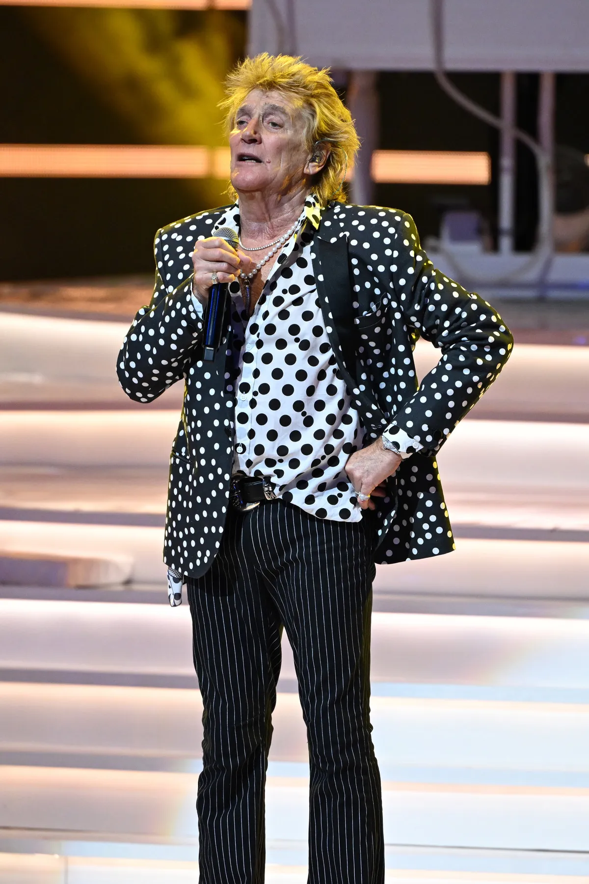 Rod Stewart koncertje közben lett rosszul, oxigénpalackra volt szüksége a folytatáshoz