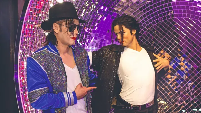 A magyar Michael Jackson gyerekkórházakat látogat