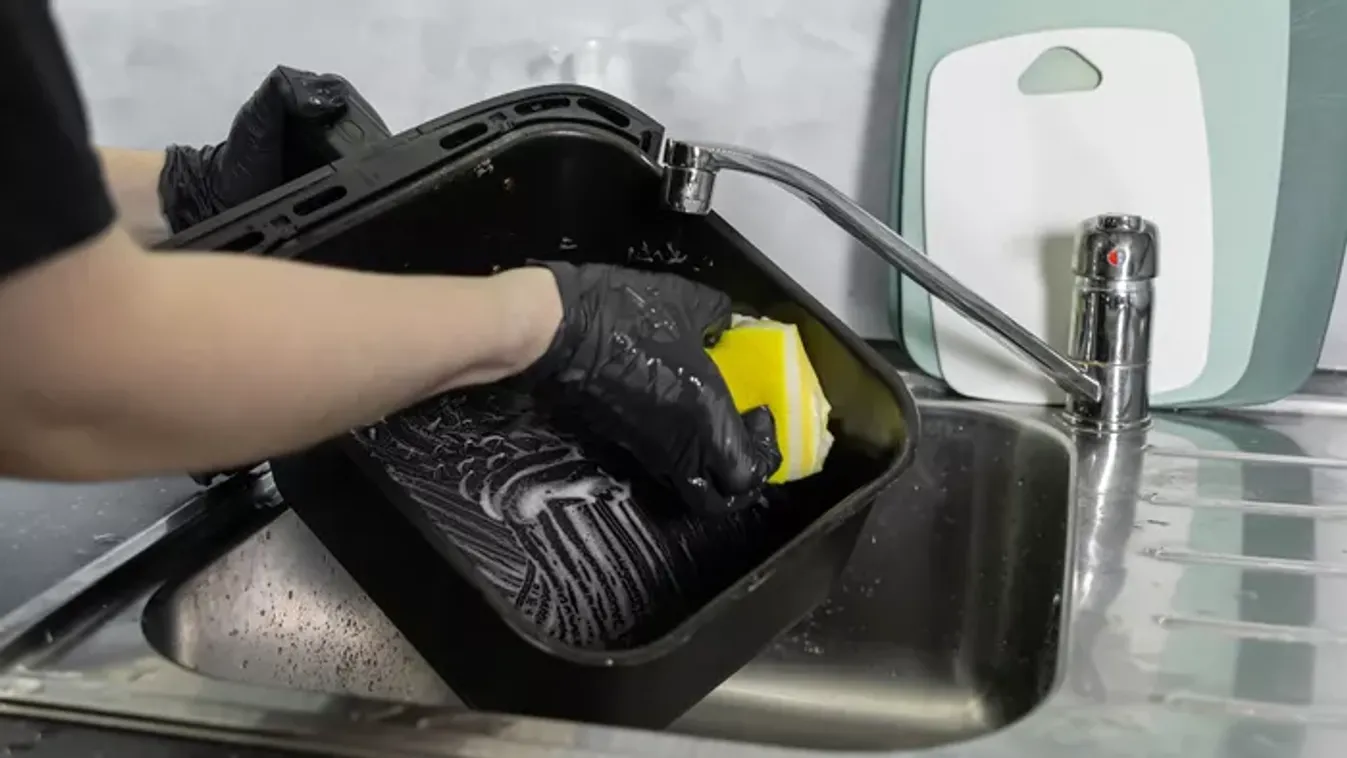 Pofonegyszerű házi praktika: ettől a filléres trükktől olyan lesz az air fryered, mint új korában