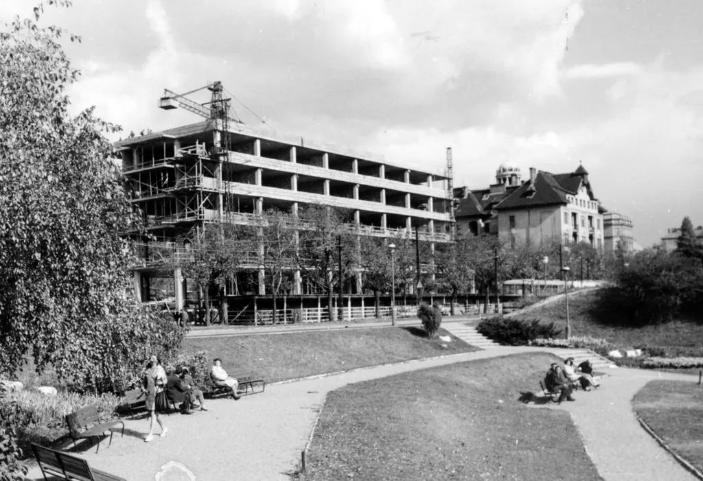 1971. park a Feneketlen-tó mellett. Szemben a Villányi út 11-13. szám alatt épül az MSZMP oktatási épülete (később konferencia-központ). Fortepan - Középületépítő Vállalat - Kreszán Albert - Koczka András - Kemecsei József

