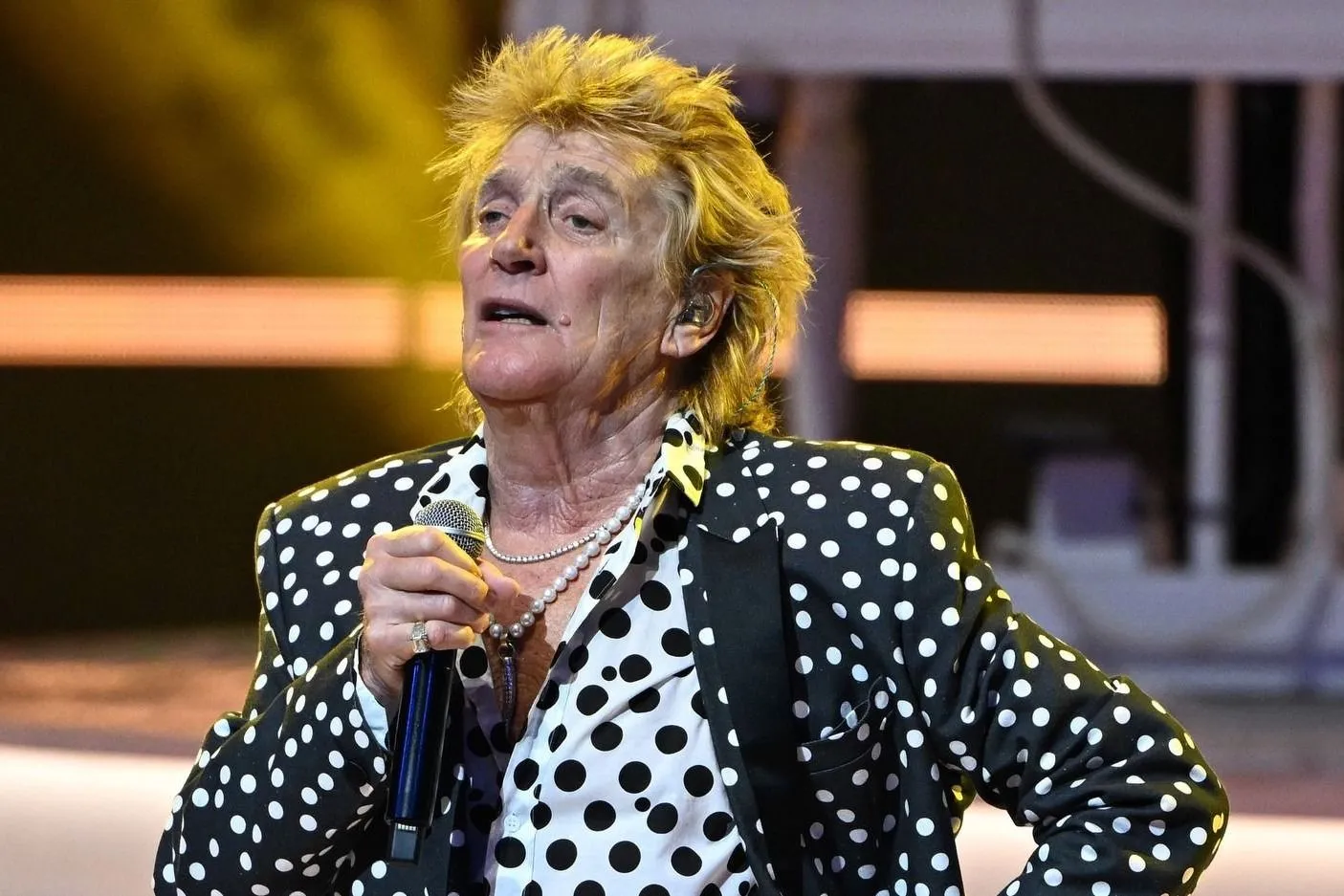 Rod Stewart rosszul lett koncertje közben, oxigénpalackra volt szüksége a folytatáshoz