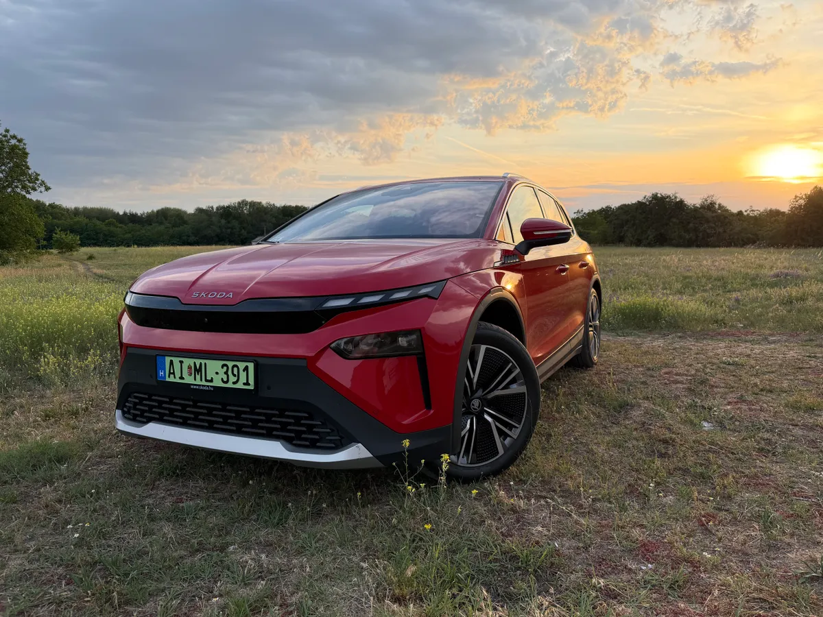 Škoda Elroq 85 teszt: egy fotó az autóról a naplementében.