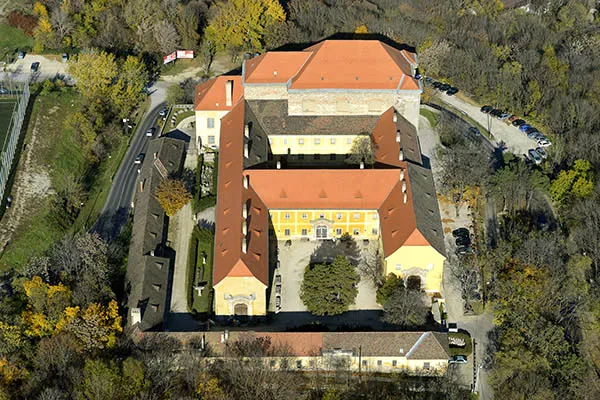 A Kiscelli Múzeum komplexuma a magasból fotózva.