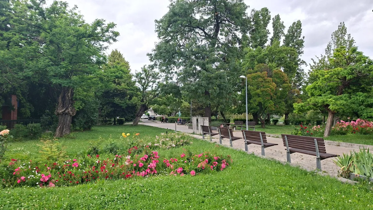 Feneketlen-tó virágokkal, padokkal.