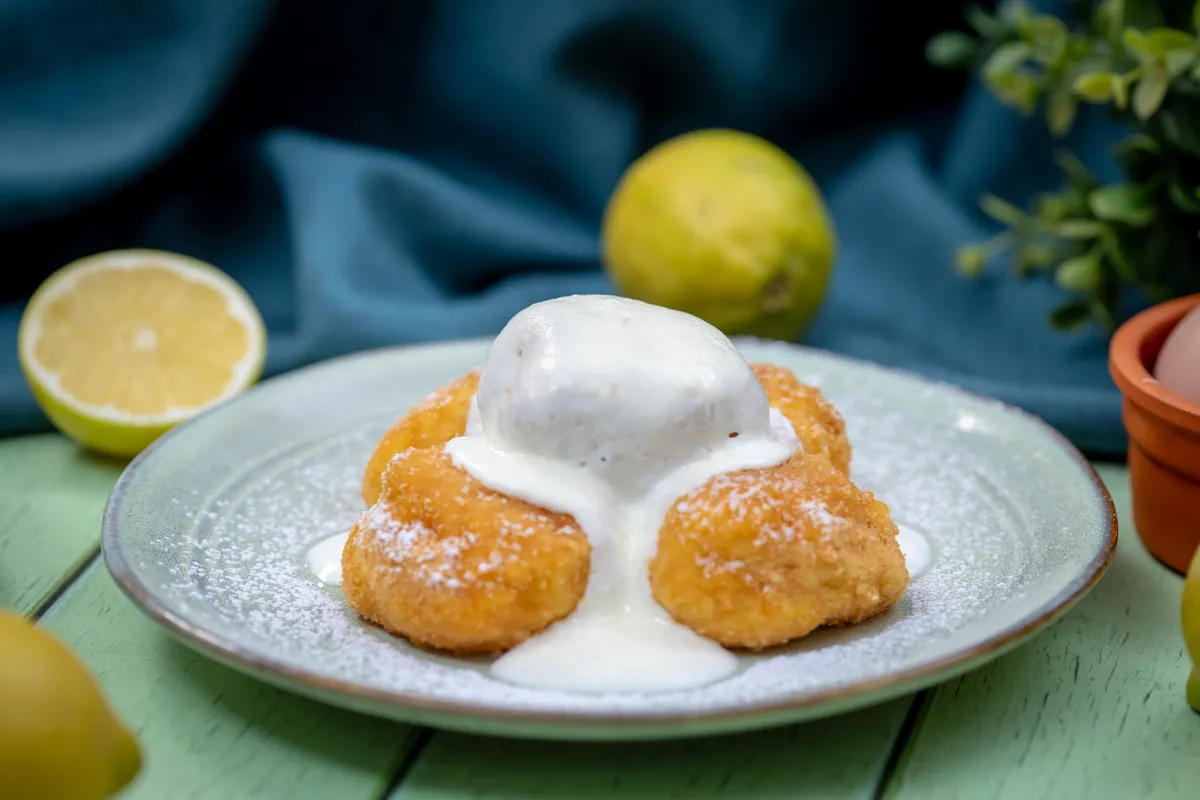 Túrógombóc recept tejföllel és citrommal.