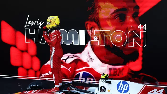 Lewis Hamilton megszerezte első futamgyőzelmét a Ferrarival