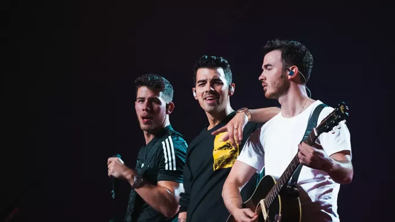 Kitálalt a Jonas Brothers sztárja: így működik most a közös szülőség Trónok harca‑sztár exével