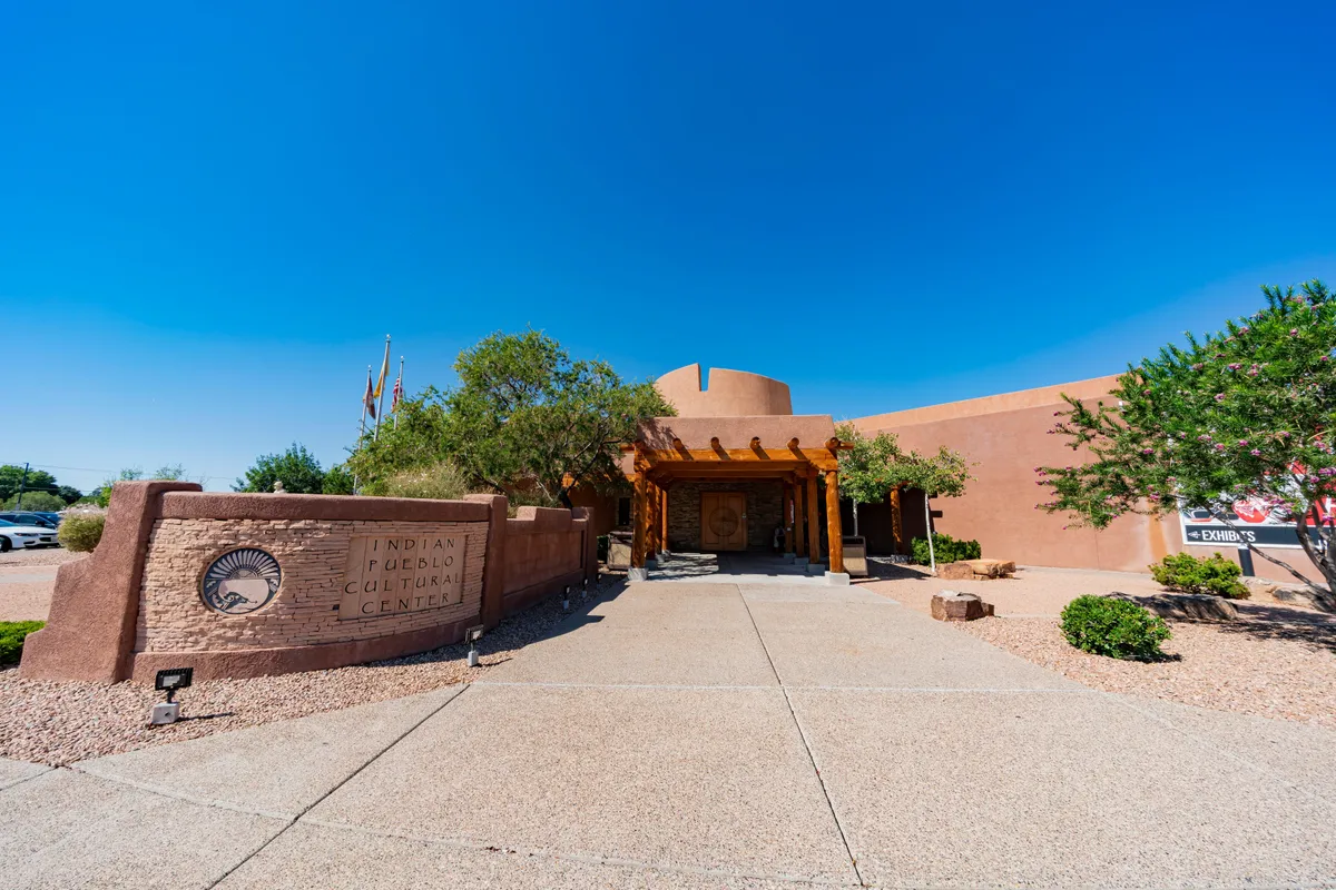 Az Indian Pueblo Cultural Center bejárata az USA-ban.