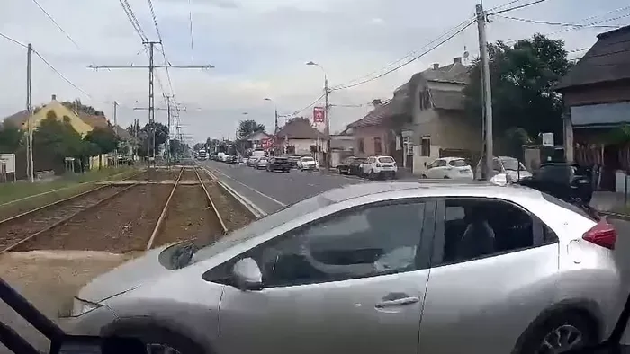 Videón az ütközés: villamos elé kanyarodott az autós