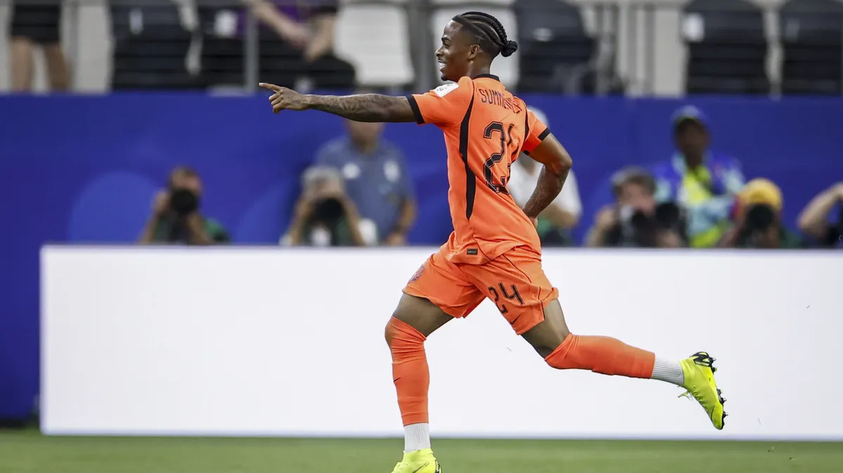 Először kapott helyet a kezdőcsapatban, azonnal gólt szerzett Crysencio Summerville a Hollandia-Japán vb-meccsen