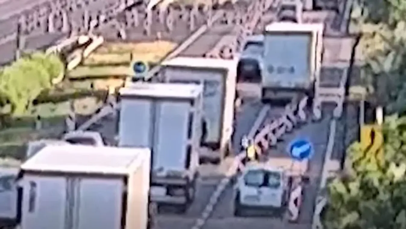 Hatalmas karambol az M7-es autópályán: videón, ahogy letarol mindent egy furgon