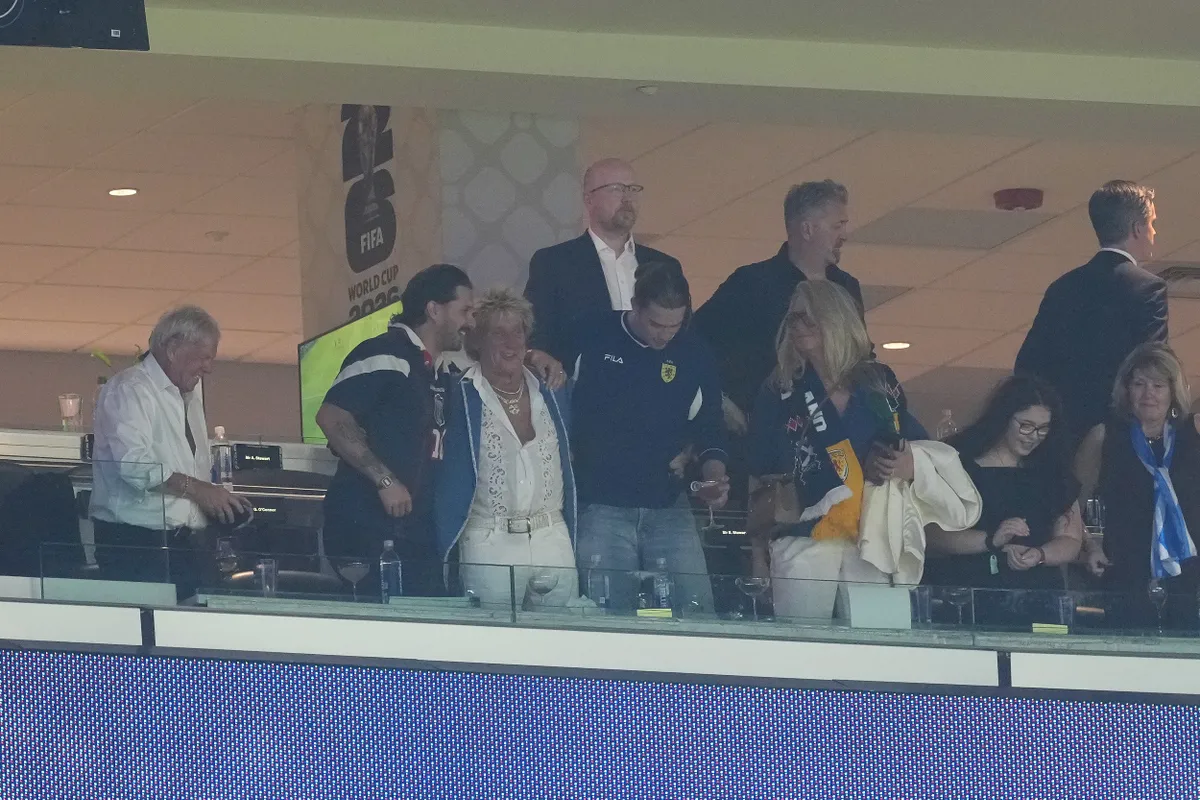 Rod Stewart-ot betámadták a rajongói a foci VB-n való részvétele miatt