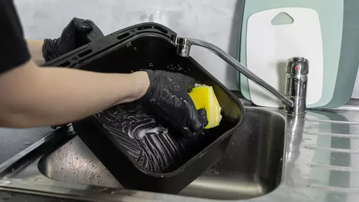 Ettől a filléres trükktől patyolattiszta lesz az air fryer