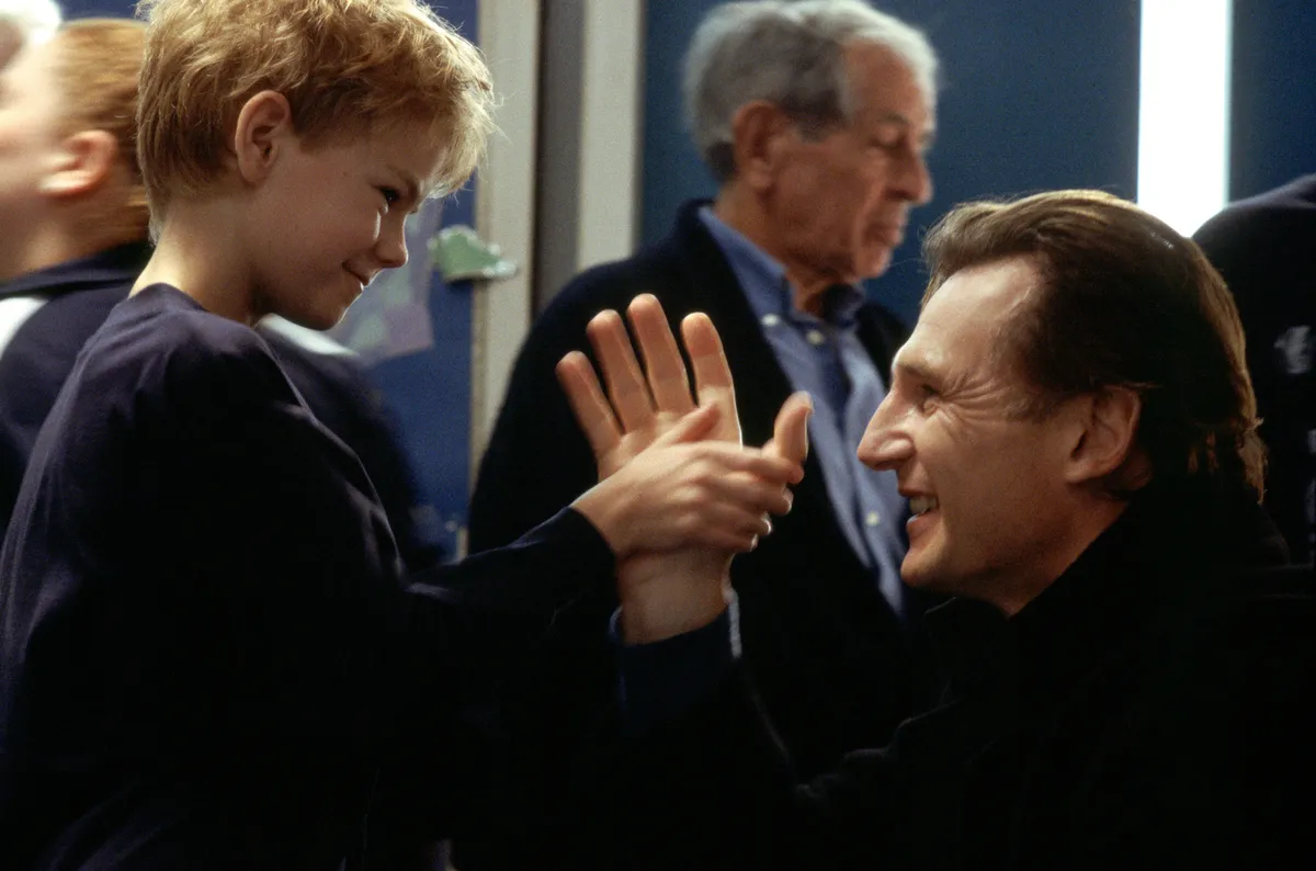 Liam Neeson és Thomas Brodi-Sangster az Igazából szerelem című filmben.