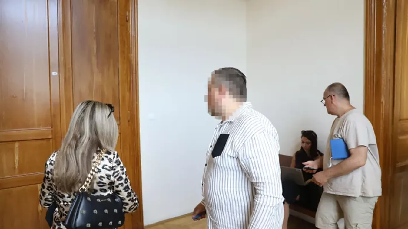 Bilincsek nélkül sétált be a bíróságra Károly, aki a vád szerint megfojtotta a barátnőjét