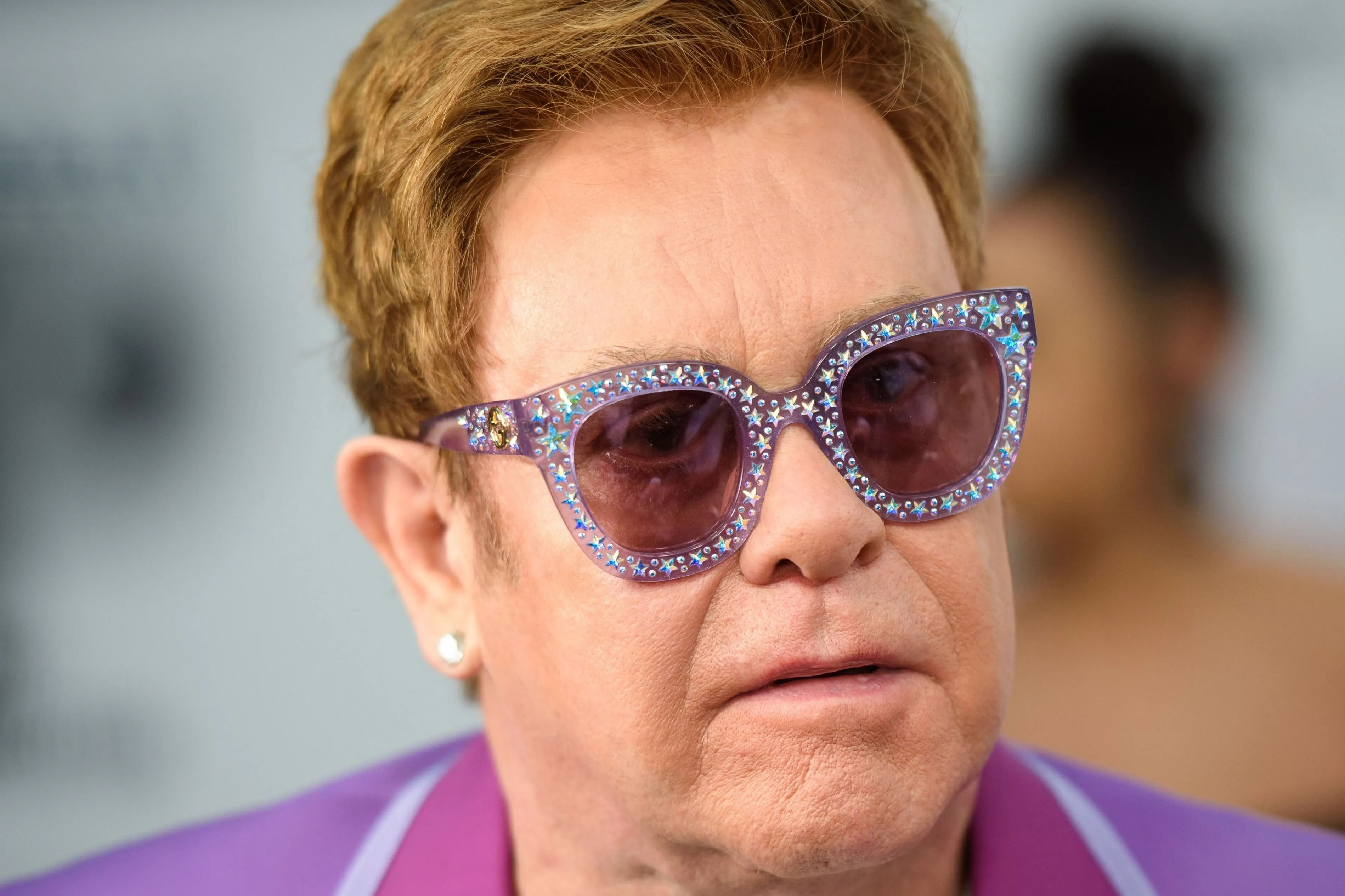Elton Johnt megmotozták a reptéren Dua Lipa esküvője után