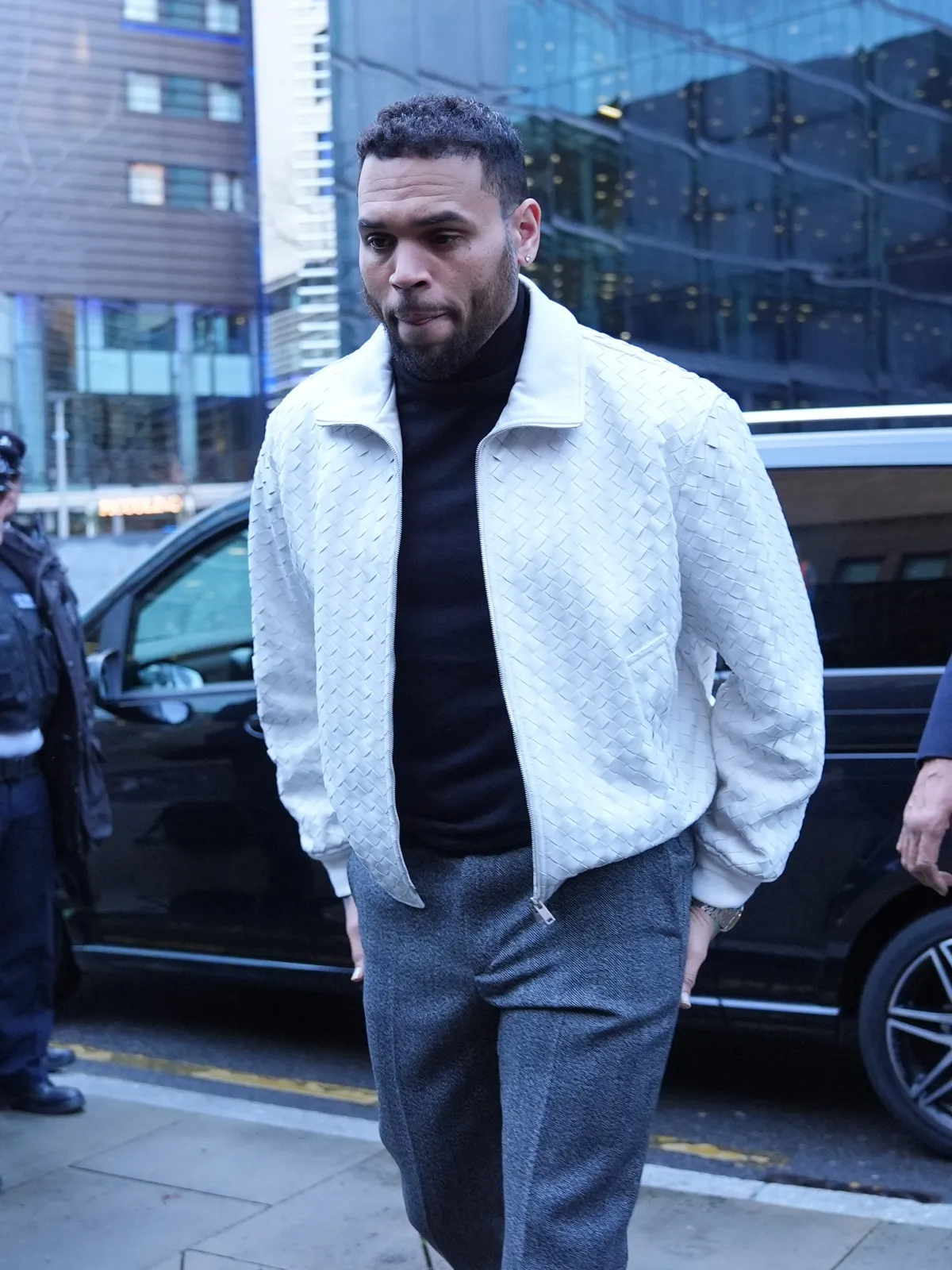 Chris Brown kutyatámadásos perét újra kell tárgyalni, mert az egyik esküdt megsértette a bíróság által előírt szabályokat.
