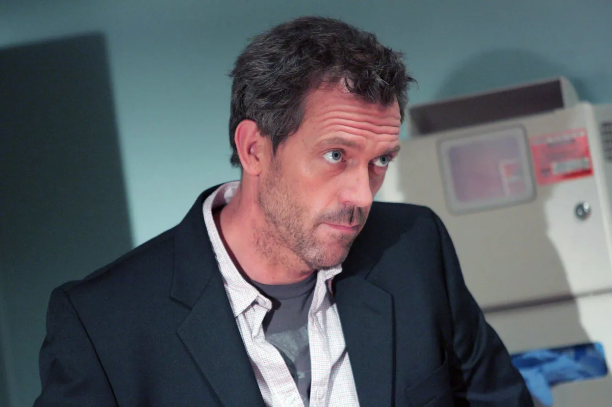 Hugh Laurie Doktor House szerepében a Doktor House sorozatban.
