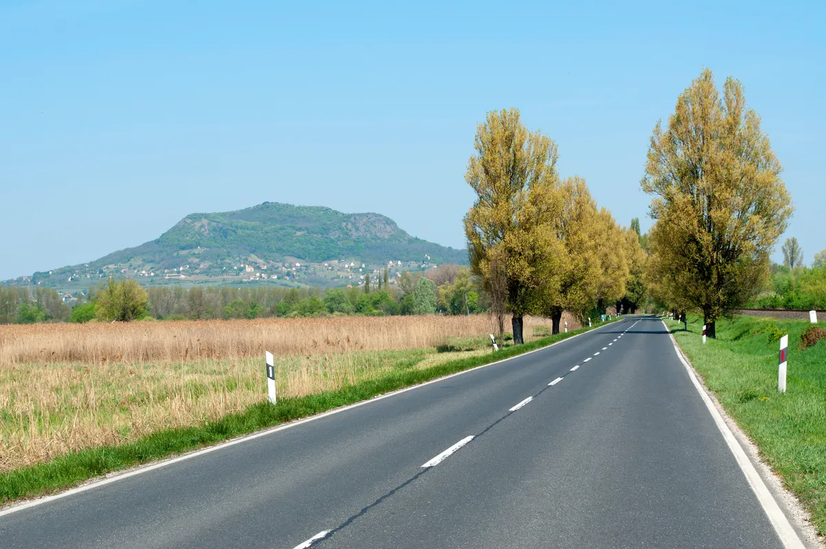 A Balaton Badacsony mellett autóúttal.