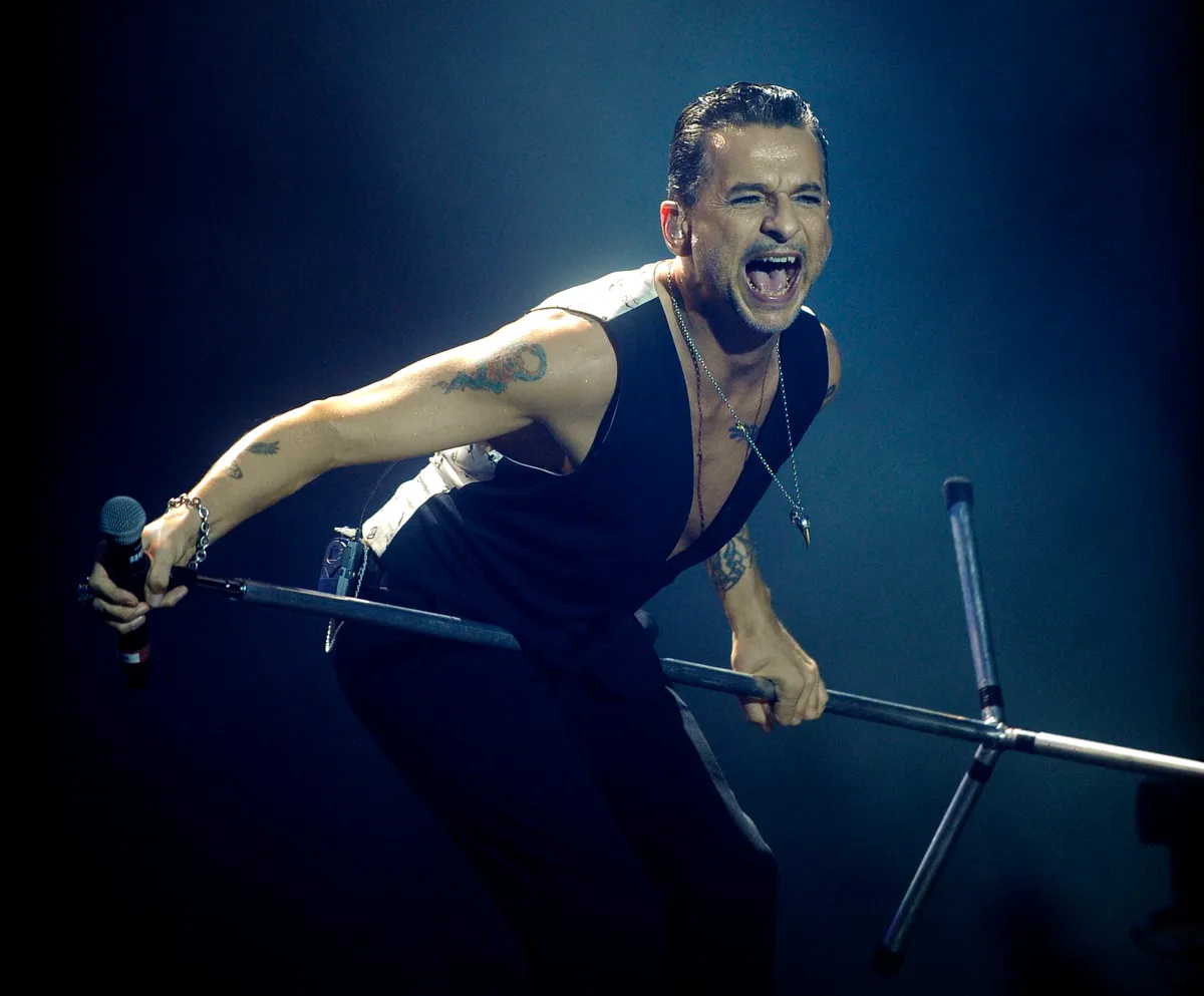 Depeche Mode kvíz Dave Gahan énekel a színpadon
