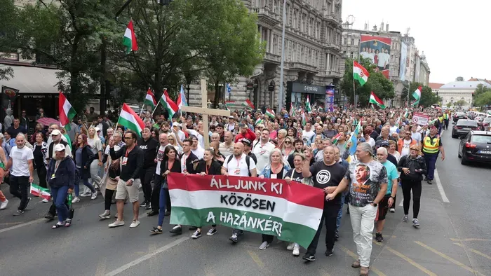 Migrációs paktum ellen tüntettek péntek délután