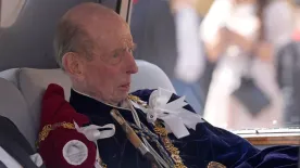 Ebből hatalmas balhé lesz! Kitört a királyi botrány: olyat tett a 90 éves herceg a Buckingham-palota erkélyén, amit még soha senki