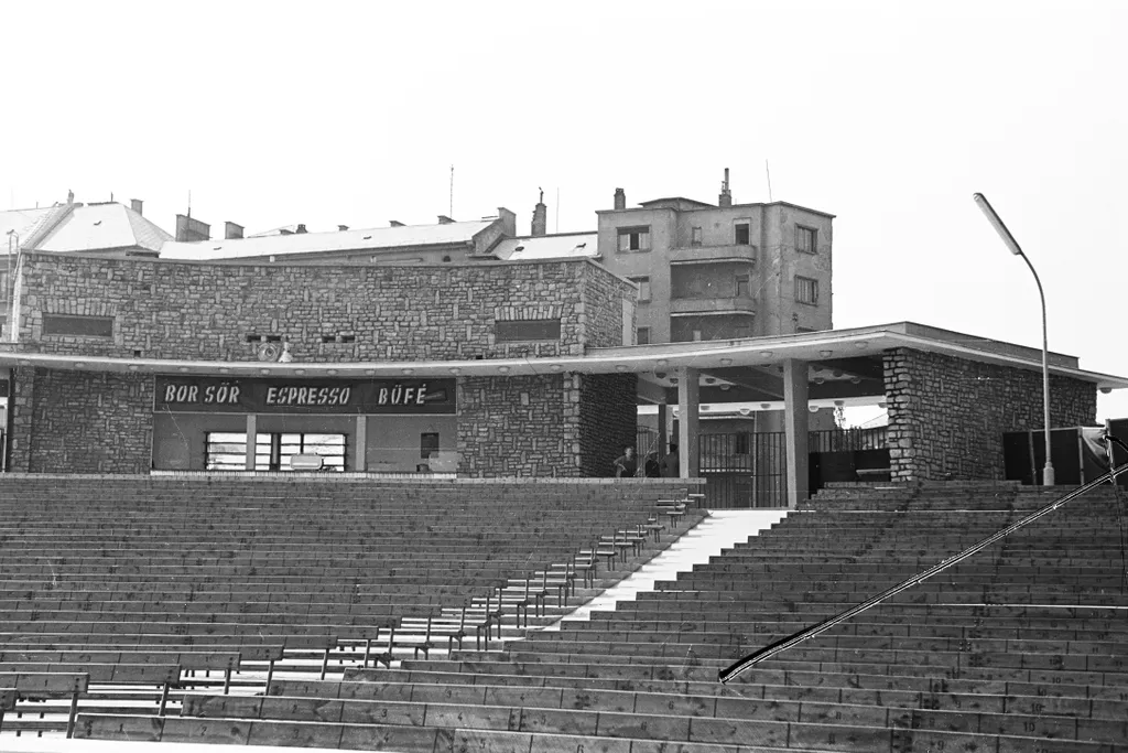 1962. Bartók Színpad (később Budai Parkszínpad) a Feneketlen-tó mellett. A felvétel nezőtéren készült, háttérben az Edömér utca házsora. Fortepan