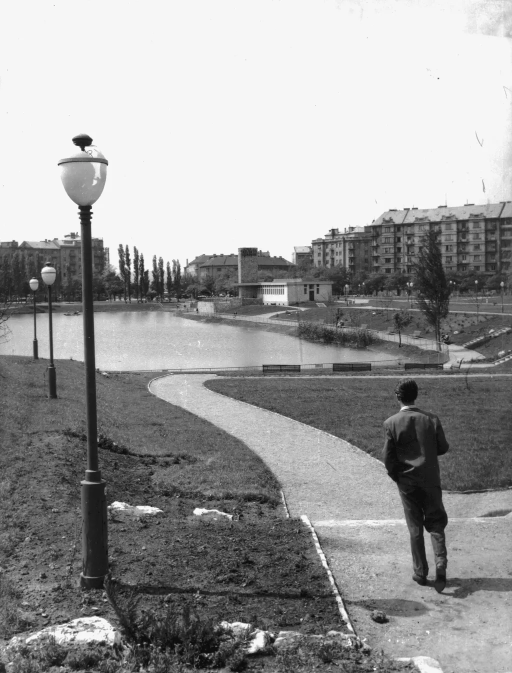 1960. Feneketlen-tó a Kosztolányi Dezső tér felé nézve, a tó partján a Park Étterem.  Fortepan / Budapest Főváros Levéltára. Levéltári jelzet: HU_BFL_XV_19_c_11