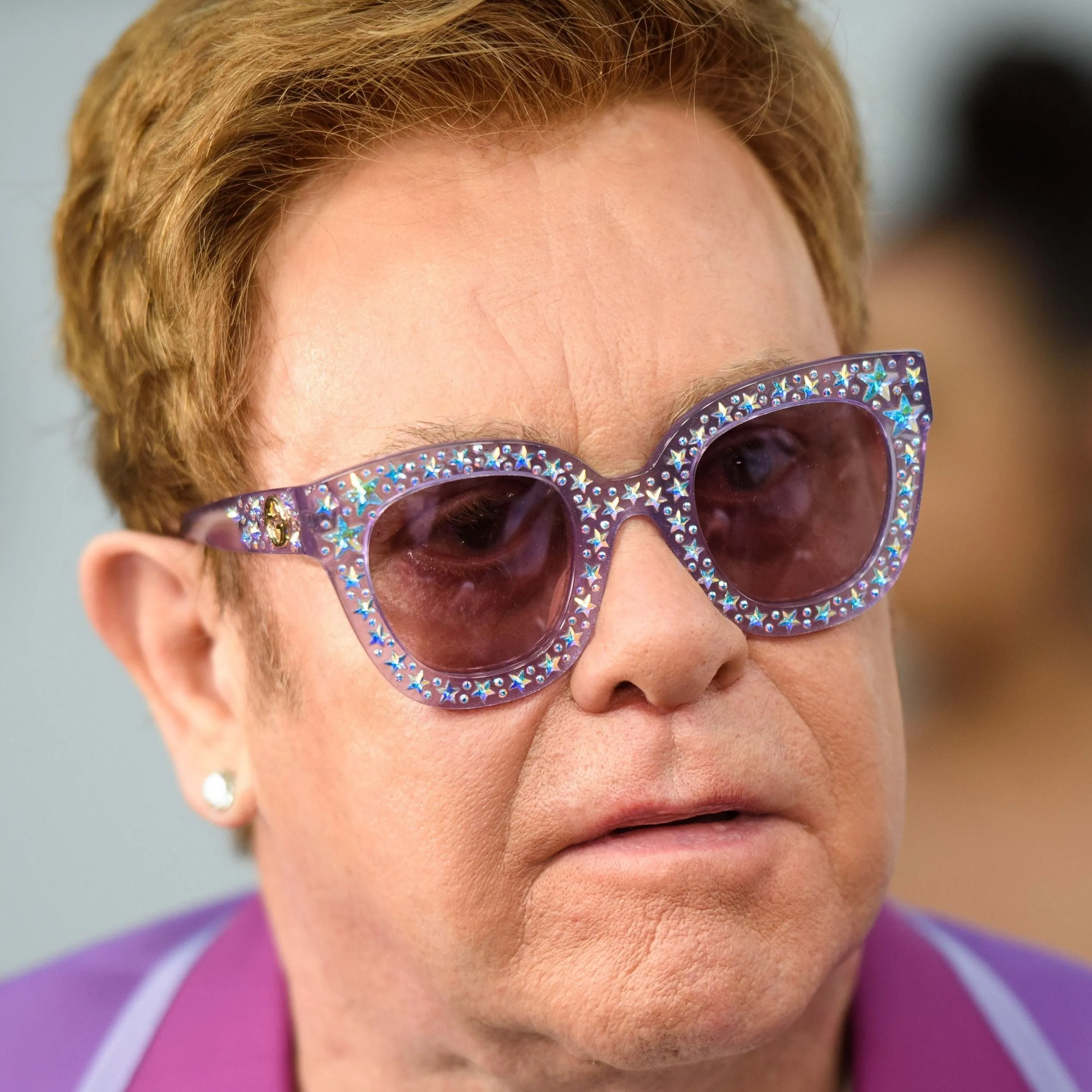 Elton Johnt megmotozták a reptéren Dua Lipa esküvője után