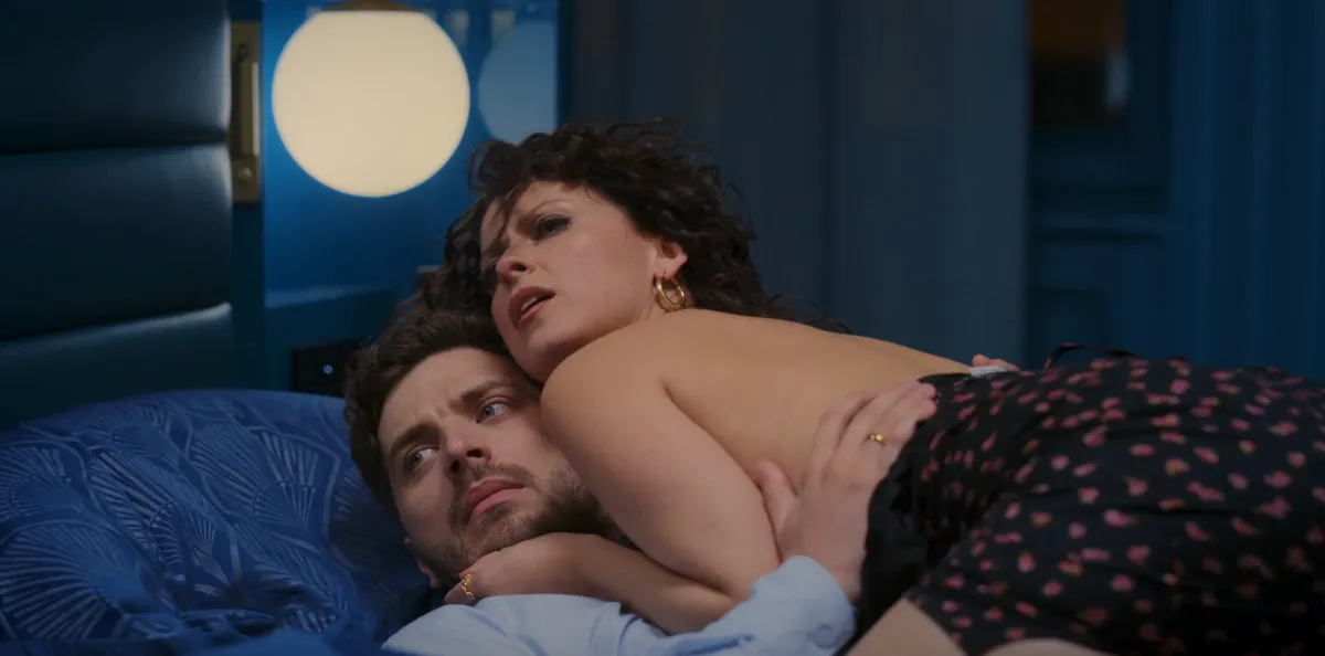 Jelenet a Félrelépni szabad című filmből