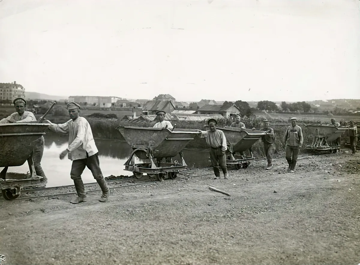 orosz hadifoglyok a Feneketlen-tó mellett 1915-ben.