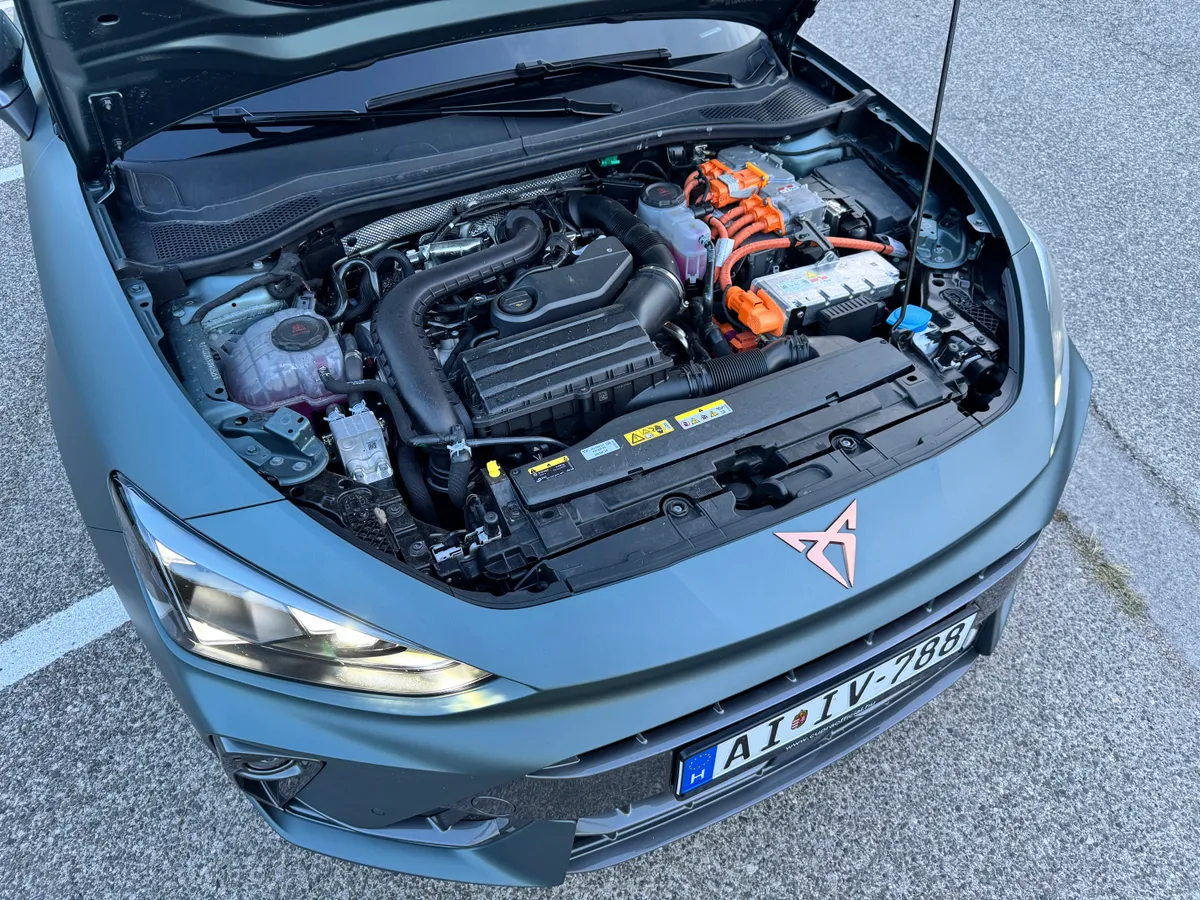 Egy közeli fotó a Cupra Leon Sportstourer modell motorjáról.