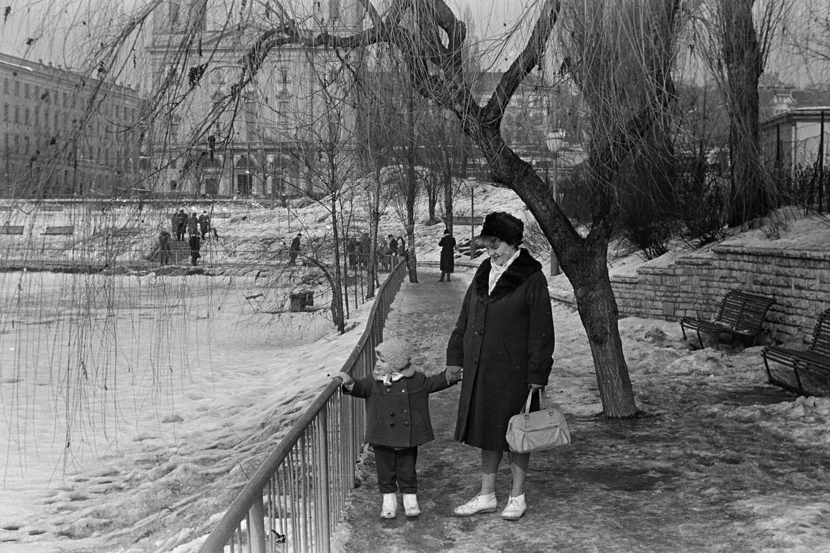 A Feneketlen-tó télen kislánnyal és anyukájával 1960-ban.