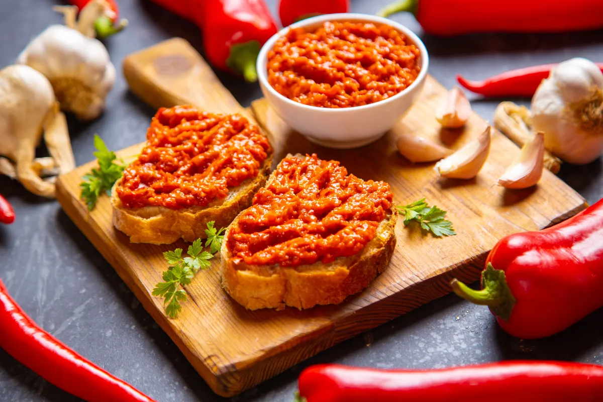 Ajvárral megkent szendvicskenyerek pirospaprikákkal.