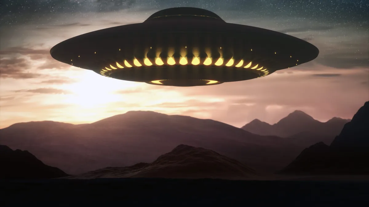 Valódi UFO hagyta el a lángoló vulkánt, vagy csak egy optikai csalódás sokkolta a helyieket?