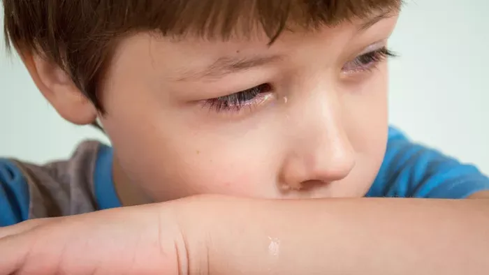 Kifogott rajta a tanulás - véres könnyeket ejtett egy kisfiú