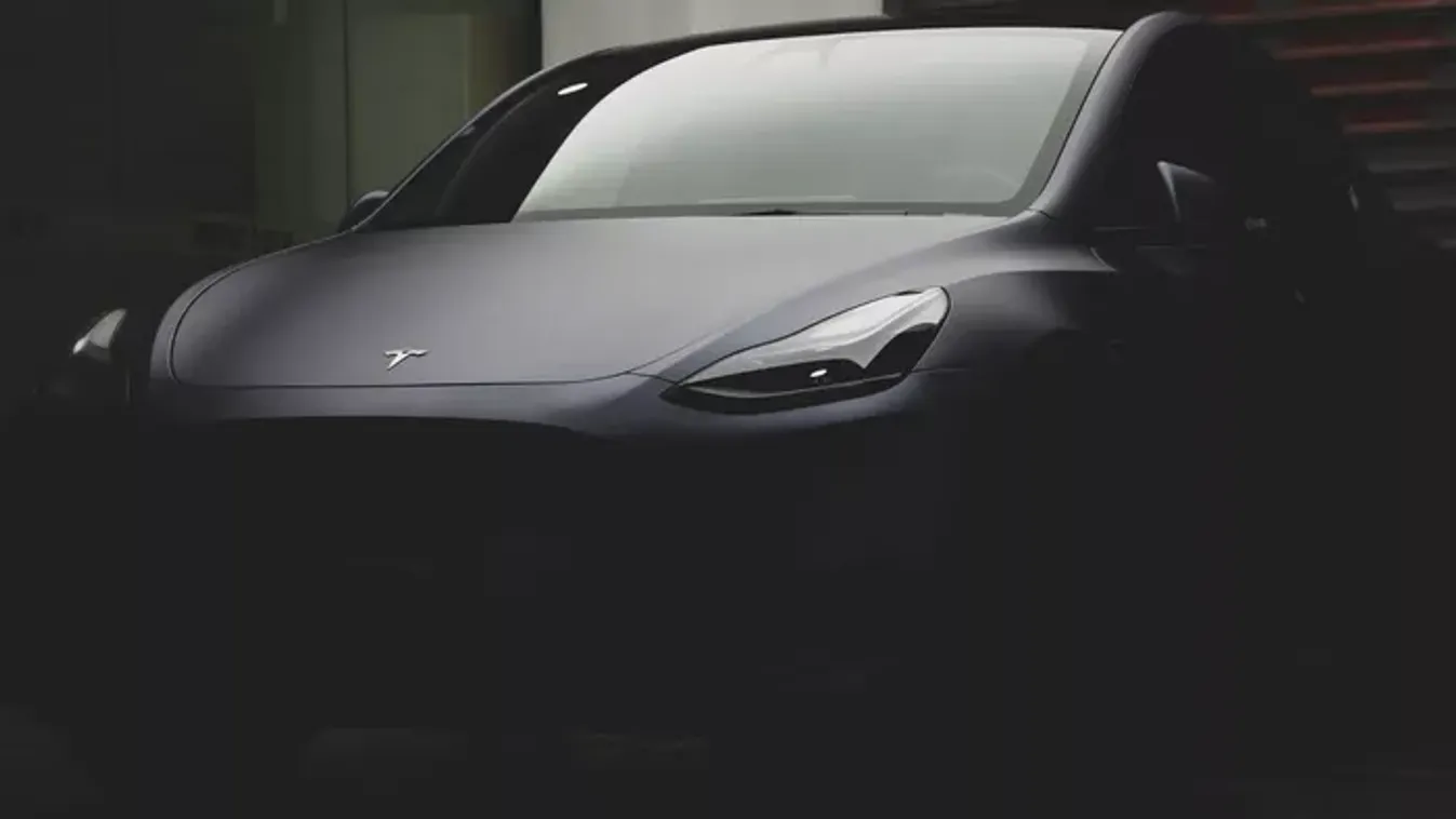 Vízbe hajtott a tesla, meghalt a sofőr