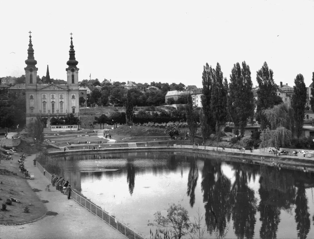 1960. Feneketlen-tó, szemben a Szent Imre-templom.  Fortepan / Budapest Főváros Levéltára. Levéltári jelzet: HU_BFL_XV_19_c_11