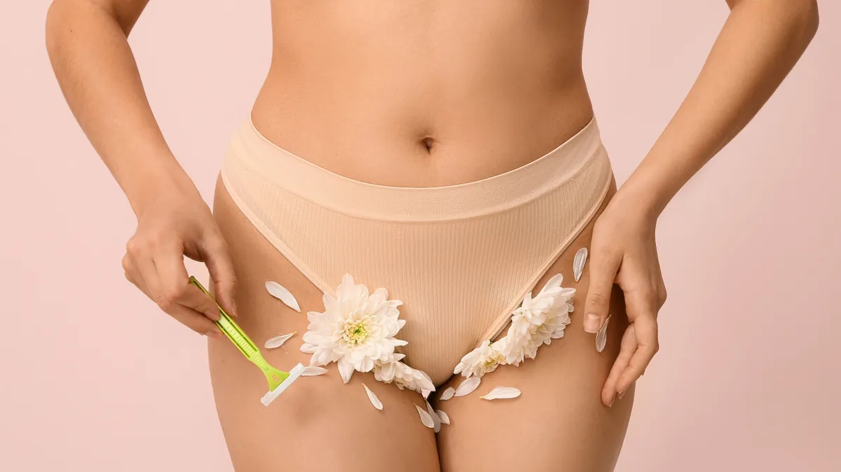 Szőrtüszőgyulladás a bikinivonal borotválása után.