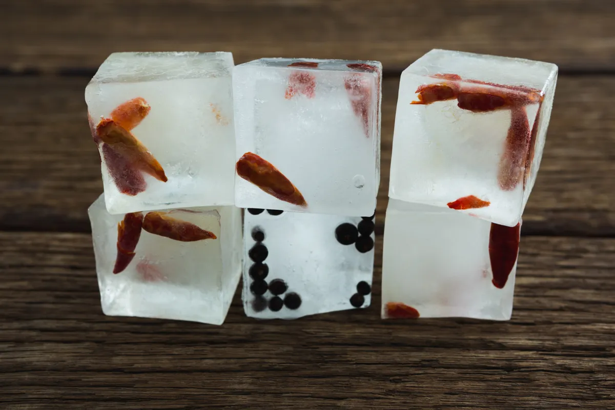 Jégkocka-mágia során használatos jégkockáked ice cubes with herbs